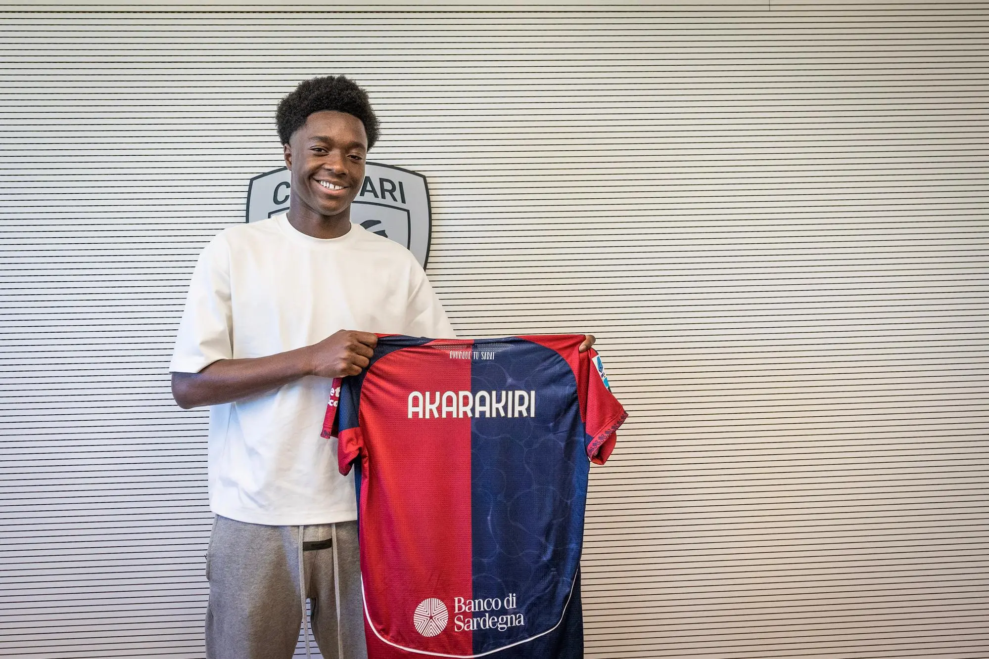 Il nuovo acquisto del Cagliari, Demi Akarakiri (foto Cagliari Calcio)