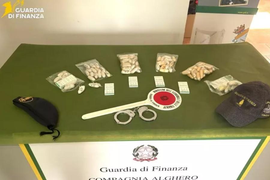 Atterra ad Alghero con cento ovuli di eroina e cocaina nello stomaco, arrestato corriere della droga