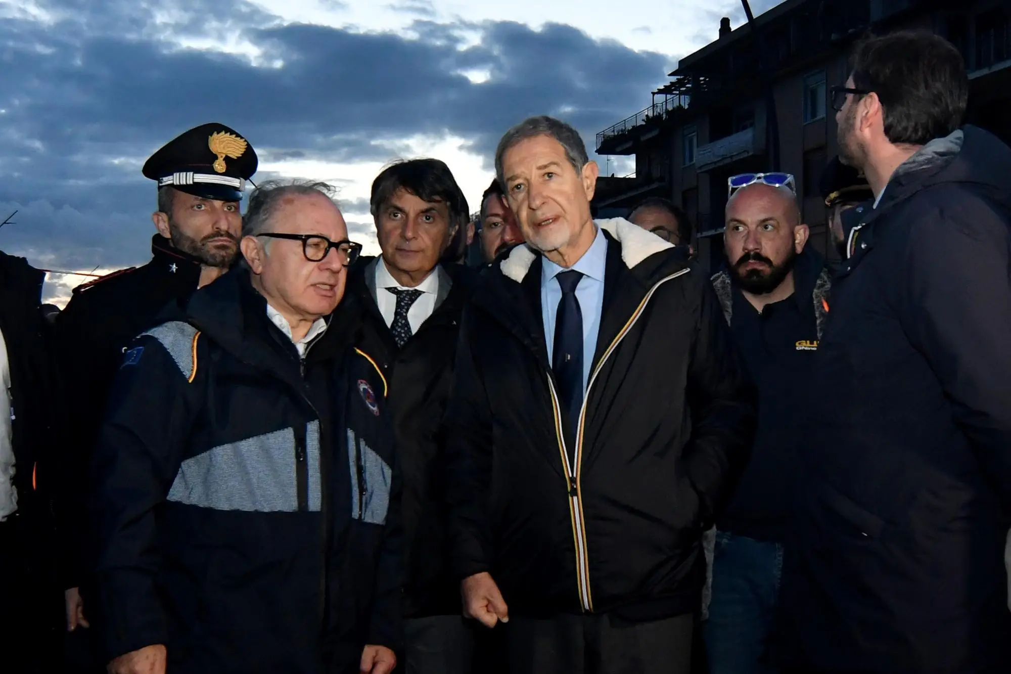 Il ministro per la Protezione civile e le Politiche del mare Nello Musumeci, insieme al dirigente generale del Dipartimento della protezione civile della Regione Sicilia, Salvatore Cocina