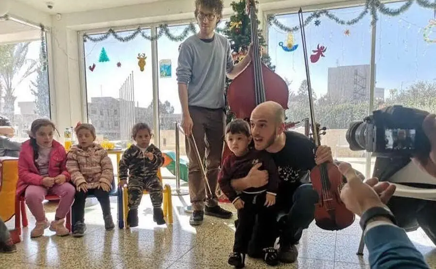 Alcuni musicisti dell'orchestra nel Children Hospital di Betlemme (foto l.p.)