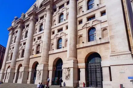 Il Palazzo Mezzanotte sede della Borsa Italiana a Milano (foto Ansa)