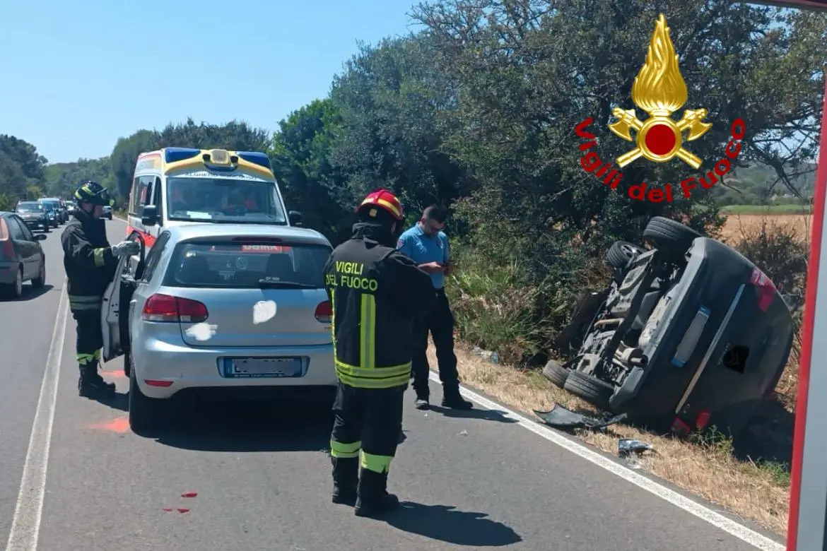 L'incidente sulla statale 127 bis ad Alghero (foto vigili del fuoco)
