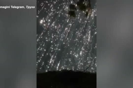 Proiettili incendiari sopra Donetsk: pioggia di scintille nel cielo notturno