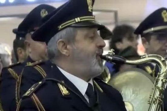 Natale, concerto della fanfara della polizia a Roma Termini