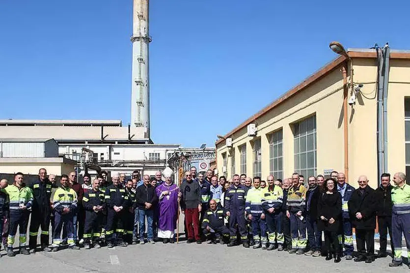 Ilavoratori della fonderia di San Gavino con l'arcivescovo Padre Roberto Carboni (L'Unione Sarda - foto Pittau)