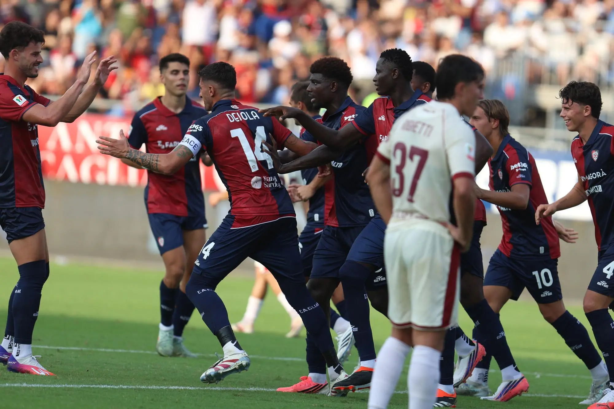 Il Cagliari esulta per il gol di Alessandro Deiola contro l'Arezzo (foto Fabio Murru)