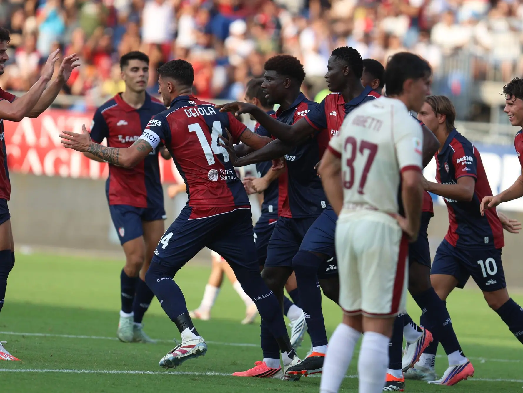 Il Cagliari esulta per il gol di Alessandro Deiola contro l'Arezzo (foto Fabio Murru)