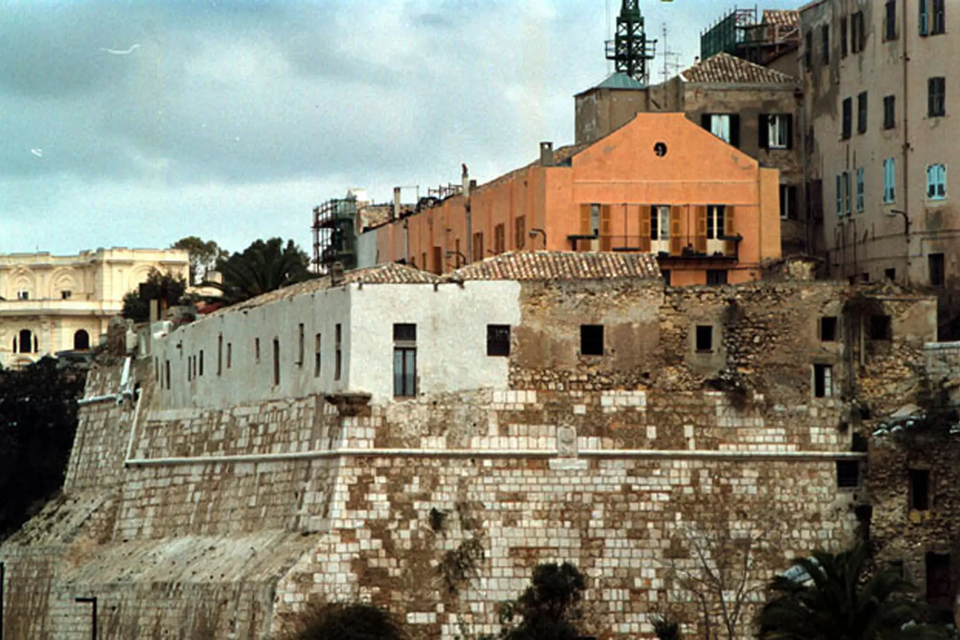 Le mura di Castello (L'Unione Sarda)