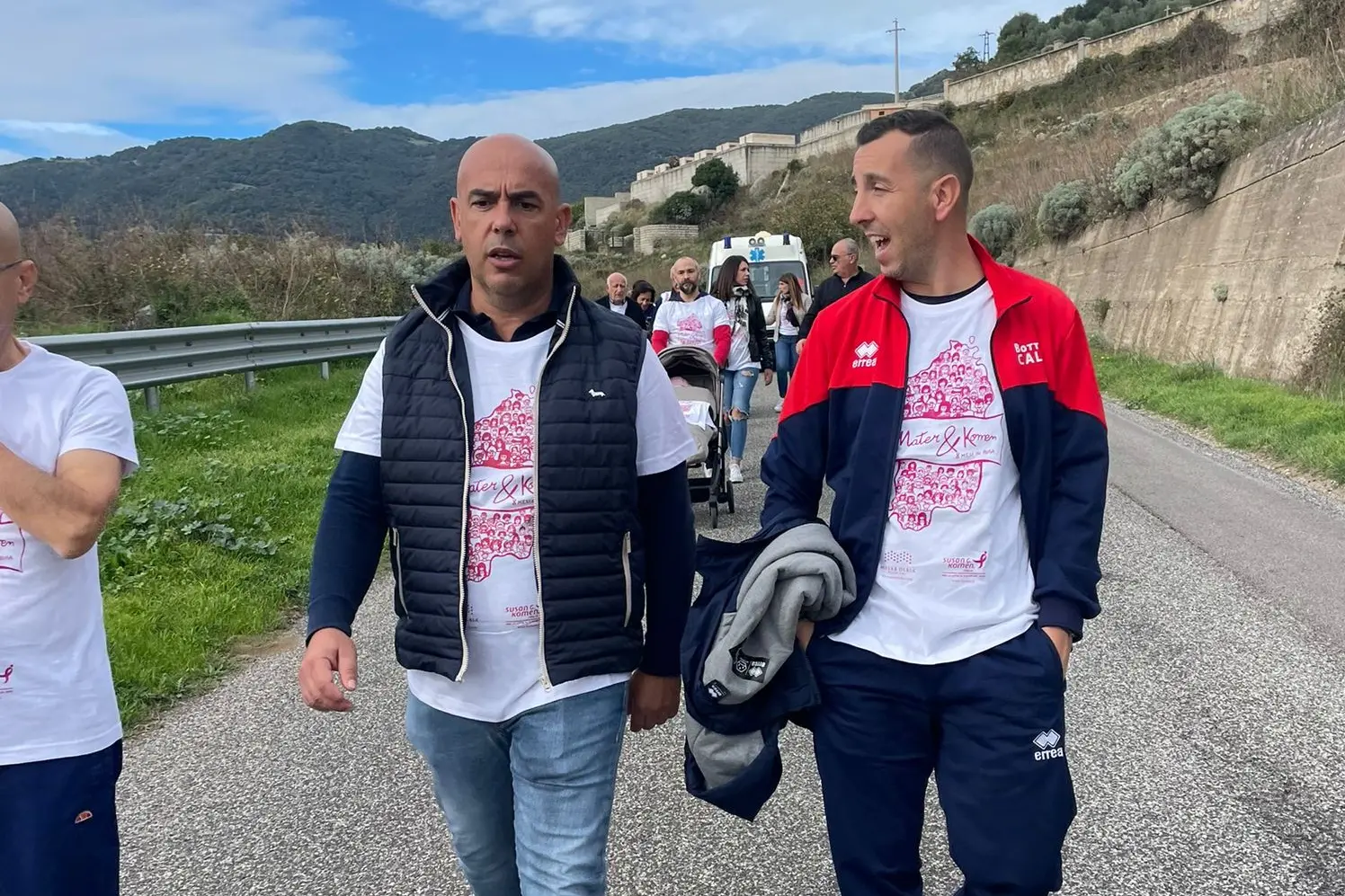 I sindaci di Esporlatu Antonio Fadda e quello di Bottidda Ivo Nieddu alla guida del corteo (L'Unione Sarda - Tellini)