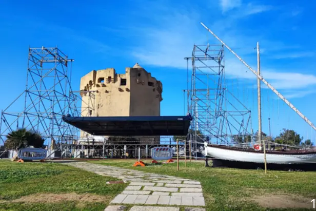 Il palco sotto la torre aragonese (foto Pala)
