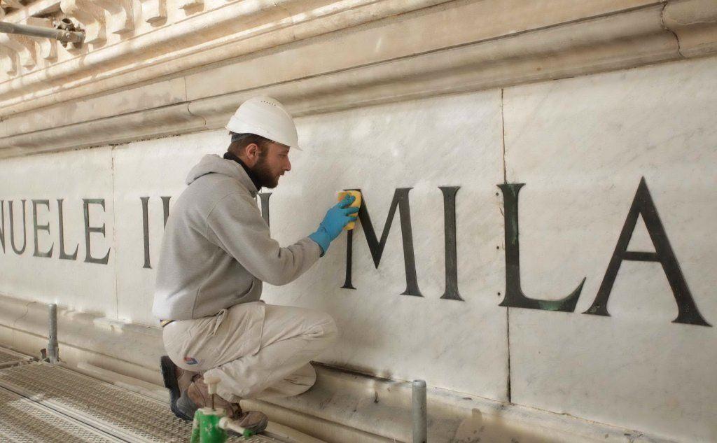 La ristrutturazione dell'incisione sulla Galleria: \"A Vittorio Emanuele II. I milanesi\"
