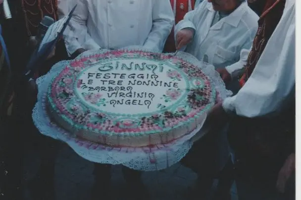 Lucia Contini con una sua torta realizzata per celebrare tre centenarie di Sinnai