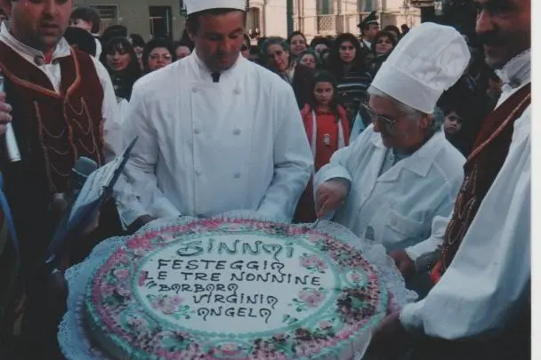 Lucia Contini con una sua torta realizzata per celebrare tre centenarie di Sinnai
