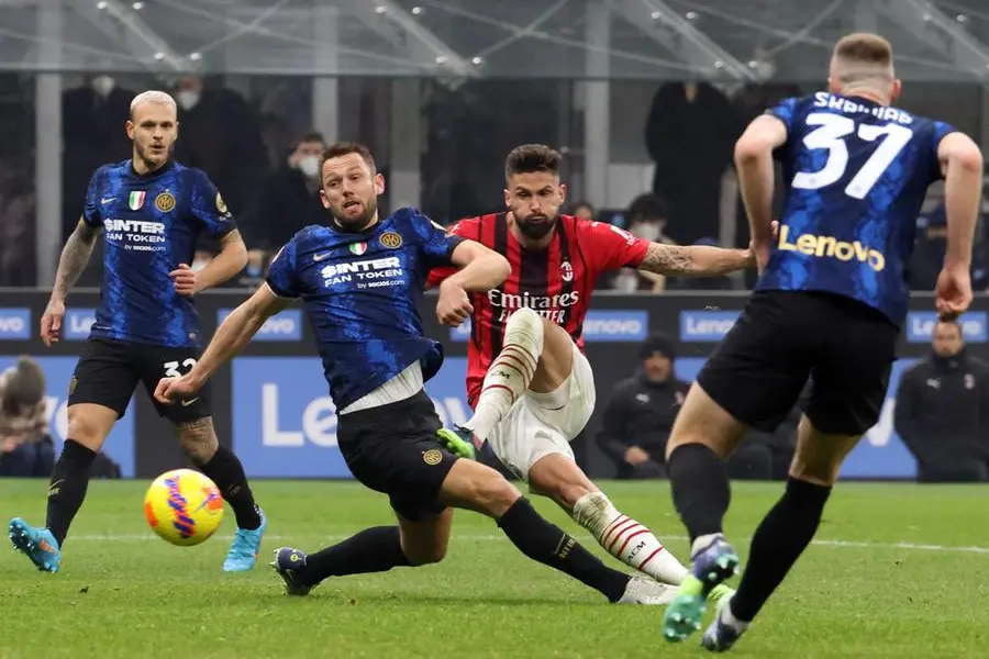 AC Milan's Olivier Giroud (R) scores lead of 1 to 2 during the Italian serie A soccer match between FC Inter and Milan at Giuseppe Meazza stadium in Milan, 5 February 2022. ANSA / MATTEO BAZZI
