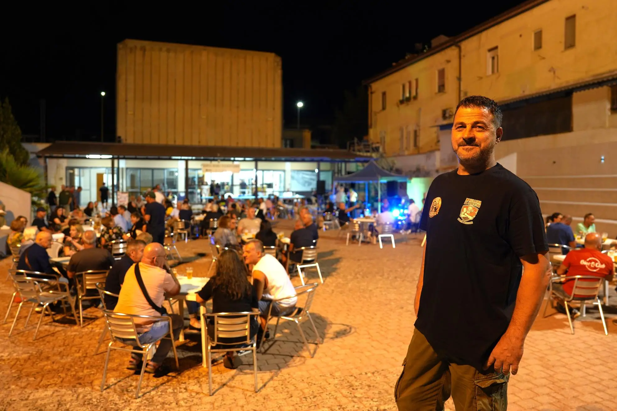 Manolo Pais davanti al Circolo "Asd Pinuccio Pais