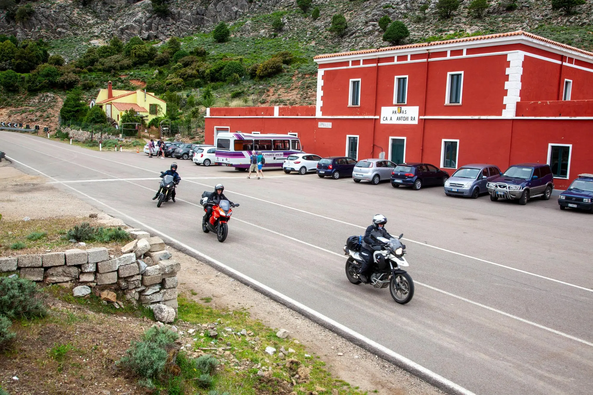 Motociclisti al passo di Genna Silana (Ettore Loi)