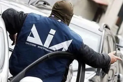 Le operazioni sono coordinate dalla Direzione Distrettuale Antimafia