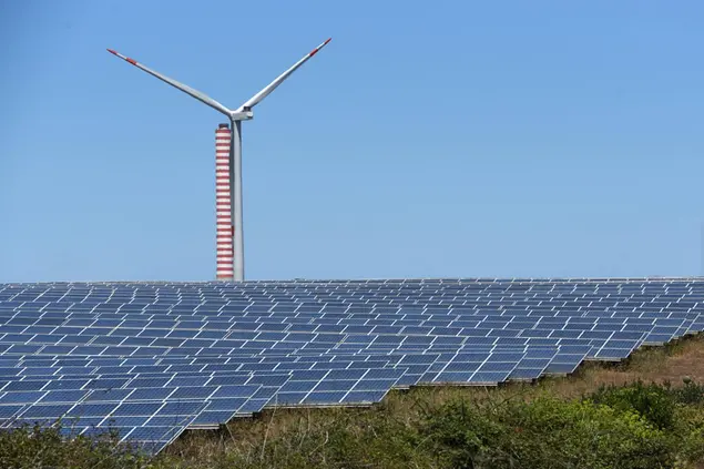 Agrivoltaico nelle campagne del Sassarese e, sullo sfondo, una pala eolica (foto Calvi)
