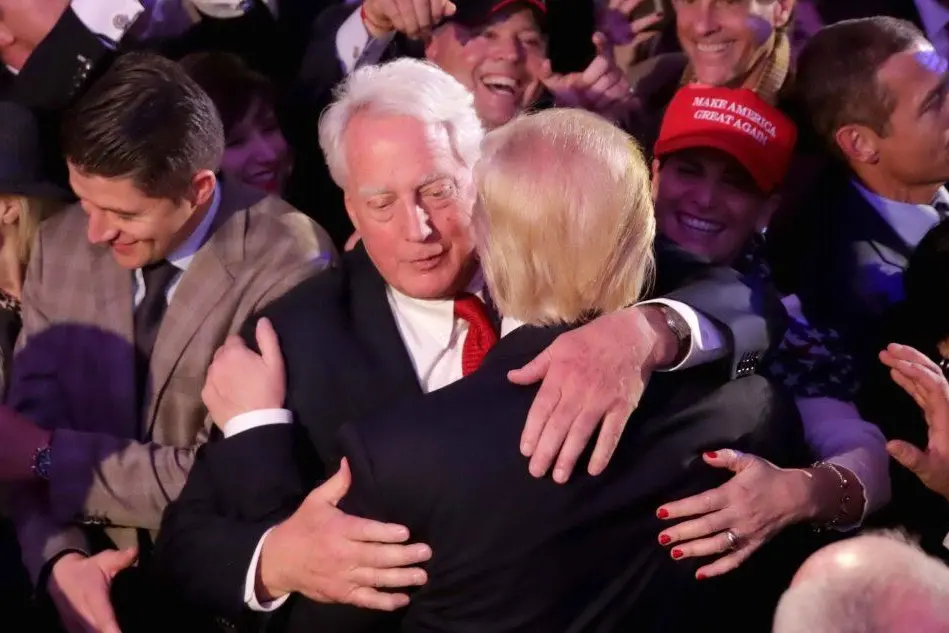 L'abbraccio tra Donald e Robert Trump (foto Twitter)
