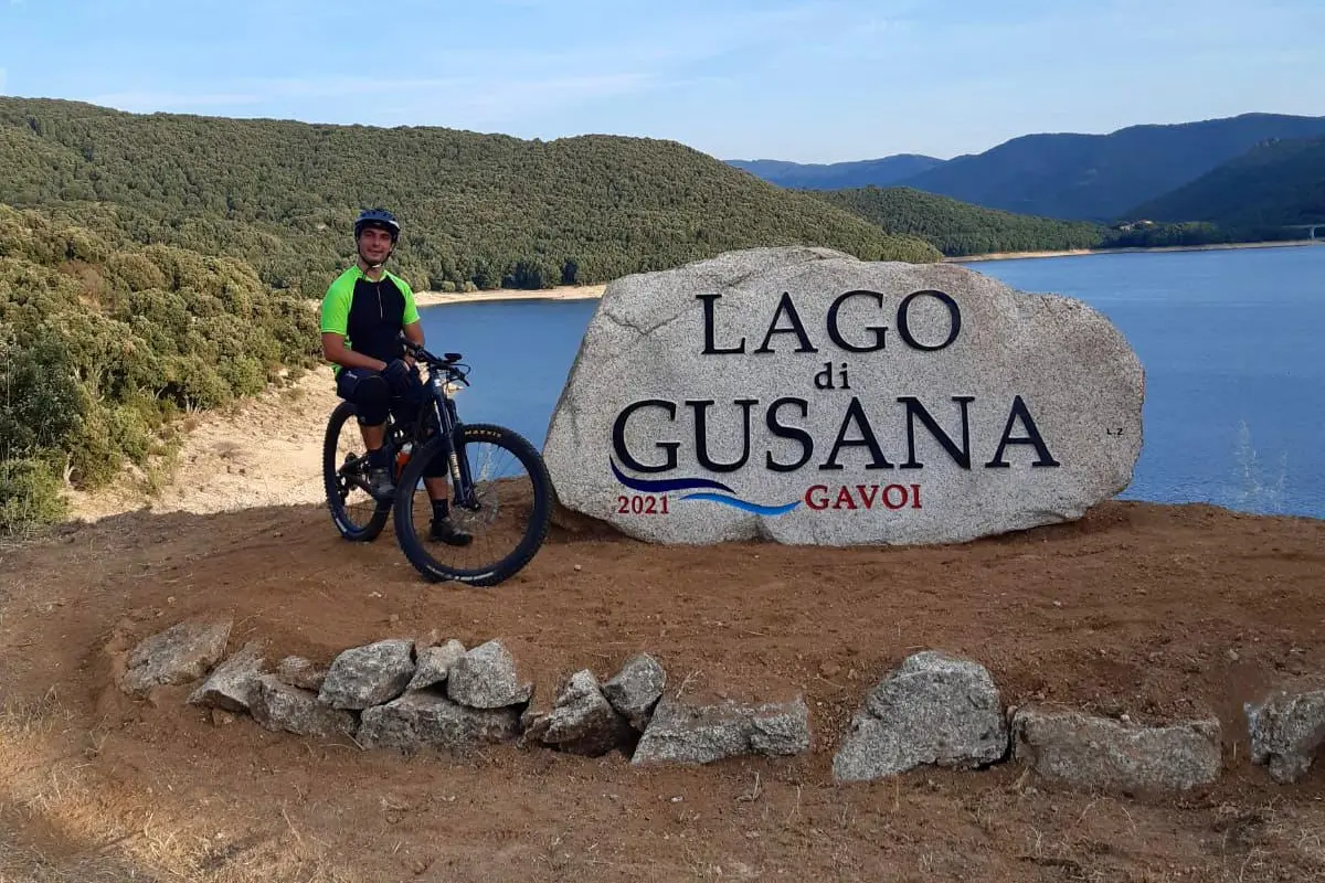 In mountain bike al lago di Gusana (archivio L'Unione Sarda)
