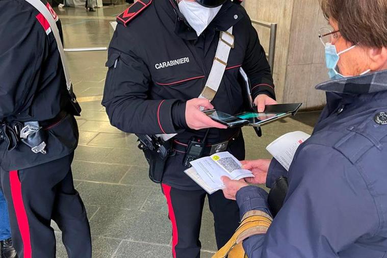I carabinieri di Tor Bella Monaca effettuano dei controlli a campione per verificare il possesso del green pass a Roma, 30 dicembre 2021. ANSA/ CARABINIERI EDITORIAL USE ONLY NO SALES