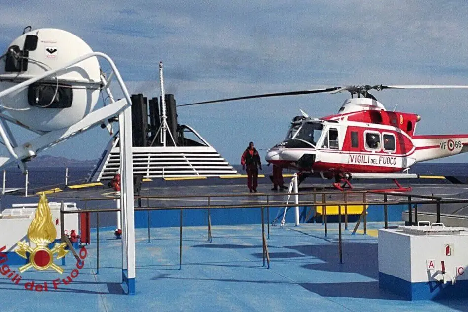 L'elicottero dei vigili del fuoco a bordo del traghetto