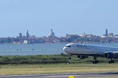La pista di decollo dell'aeroporto di Venezia (foto Ansa)