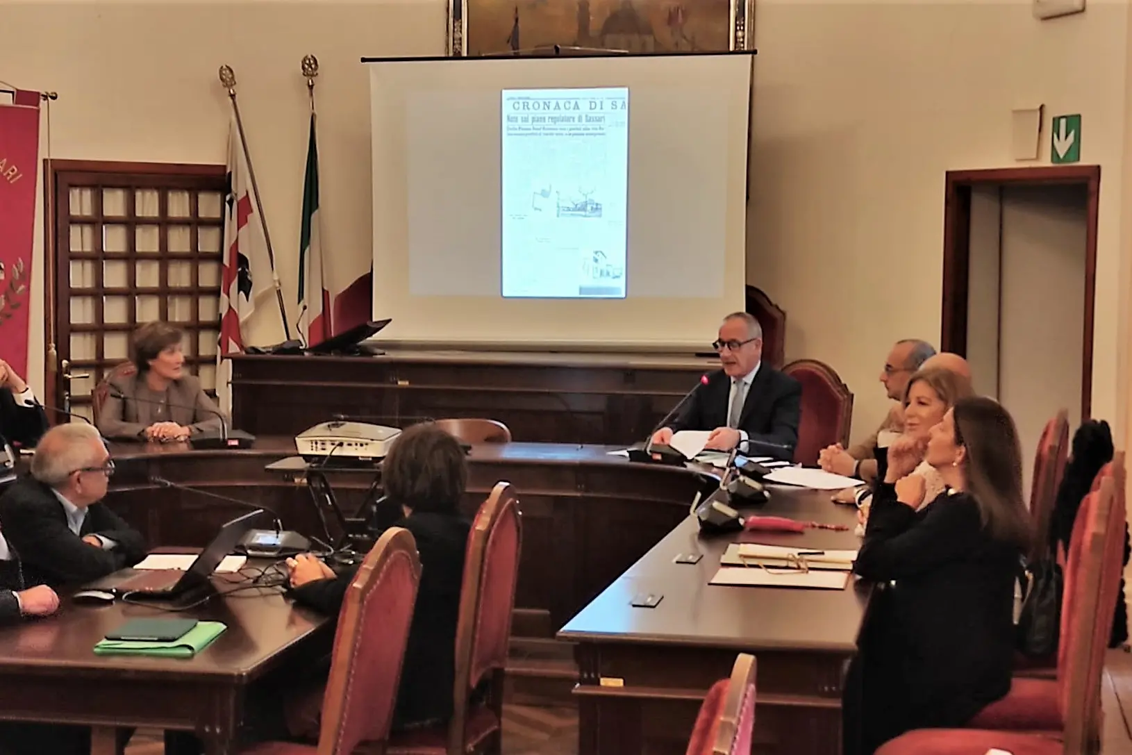 Il sindaco Nanni Campus durante una conferenza stampa (foto G. Marras)