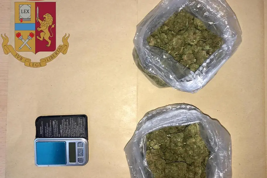 La droga sequestrata (foto Polizia)