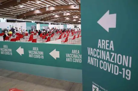 Un hub vaccinale in Lombardia (Ansa)