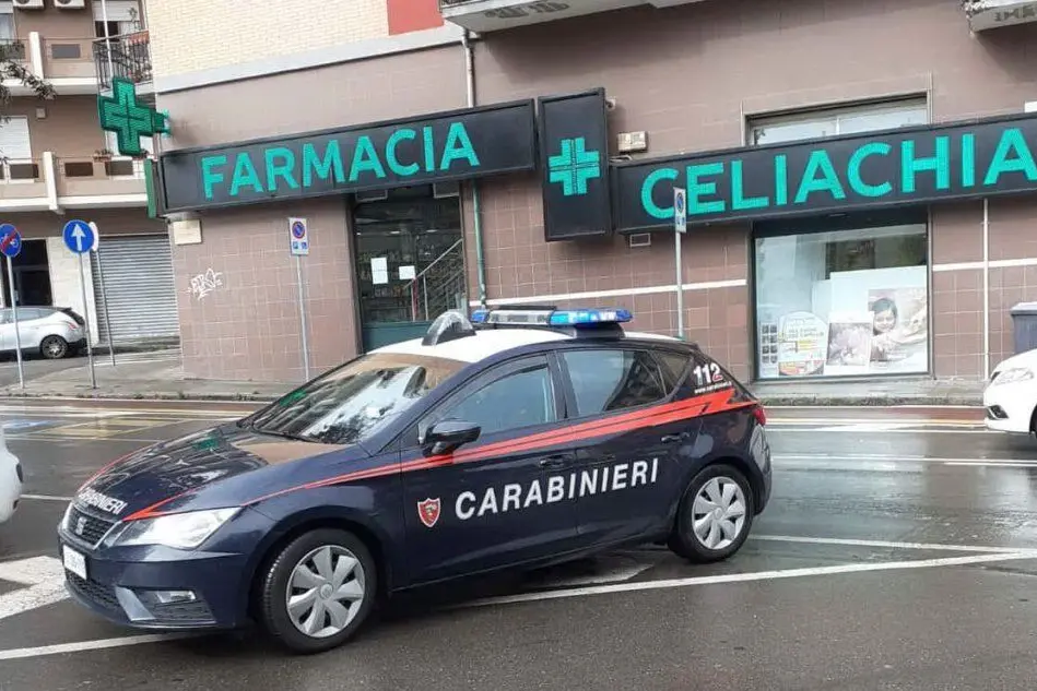 I carabinieri davanti alla farmacia