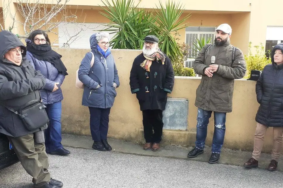 Don Aldo Carcangiu e Luigi Pisci davanti al centro di salute mentale (foto Sonia Gioia)