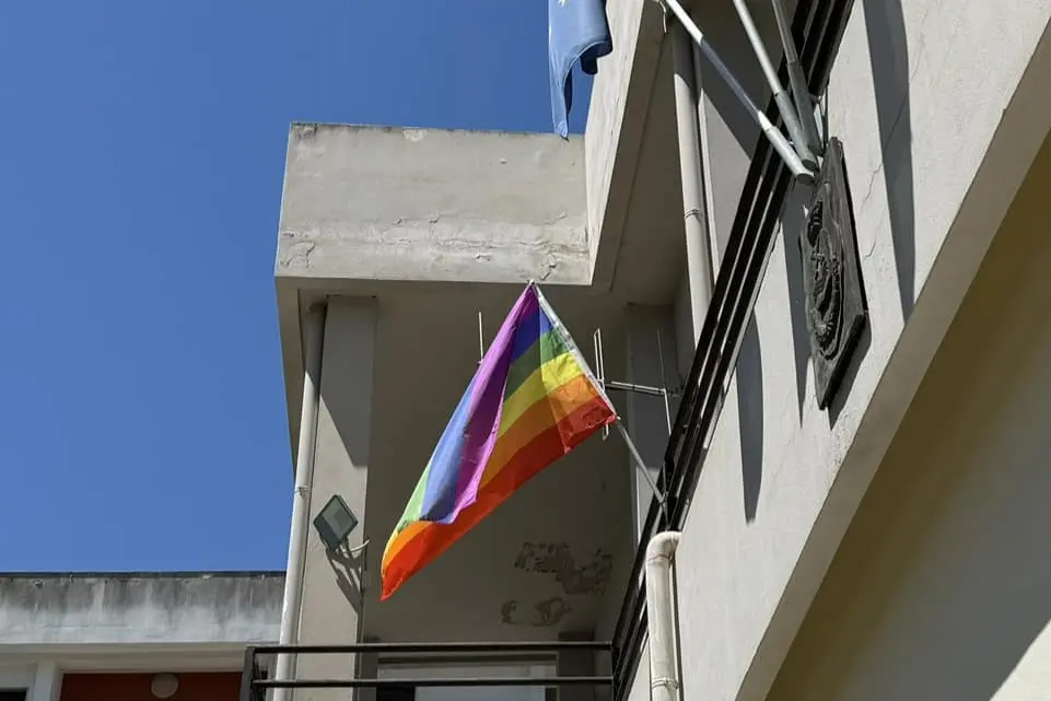 La bandiera arcobaleno sulla facciata del Municipio di Decimomannu