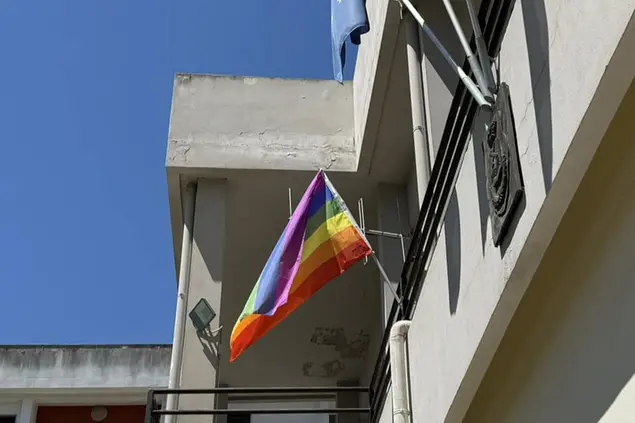 La bandiera arcobaleno sulla facciata del Municipio di Decimomannu