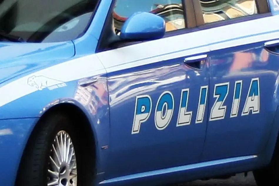 Un'auto della polizia (foto L'Unione Sarda)