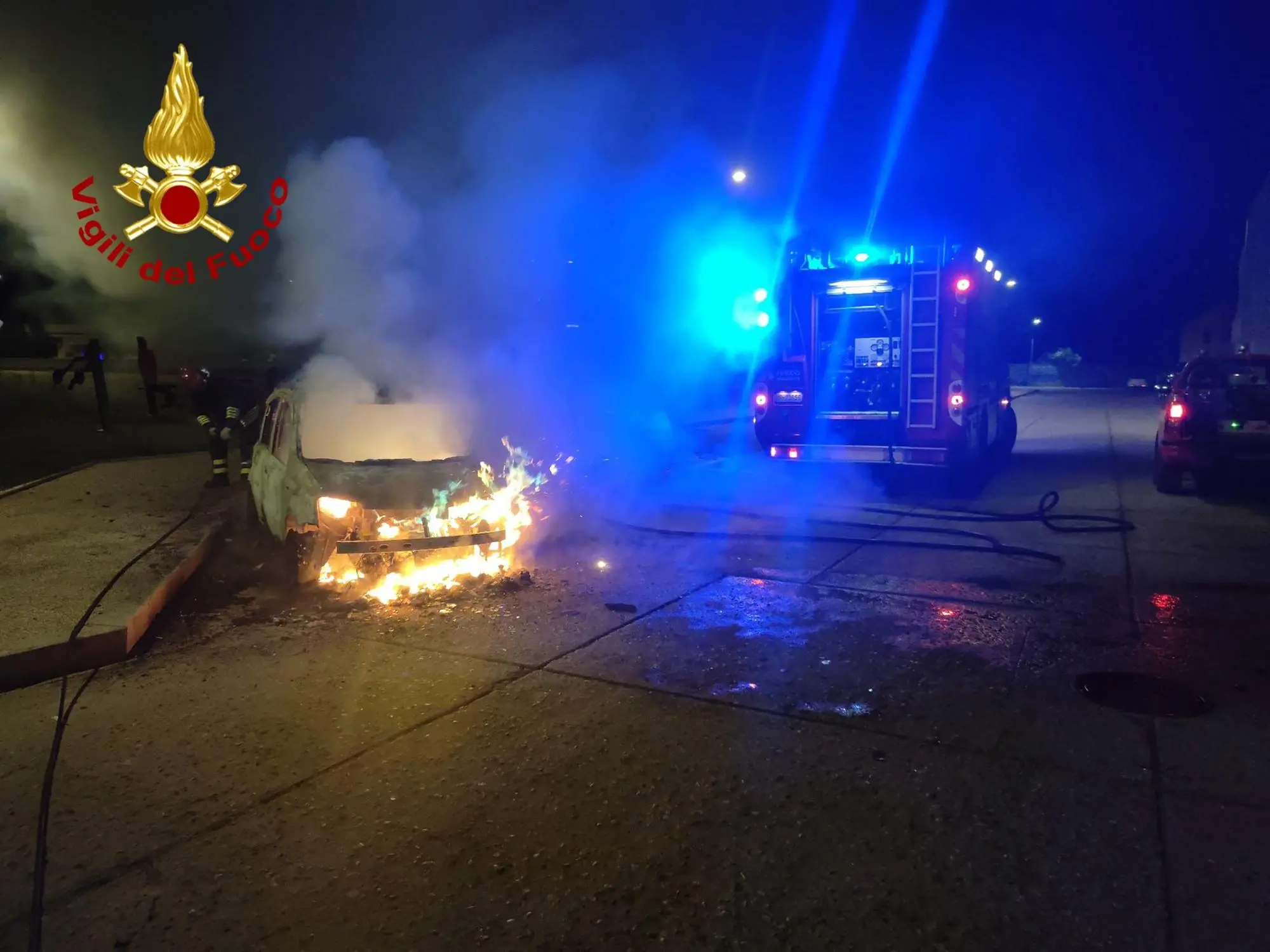 L'incendio di auto a La caletta (Siniscola)