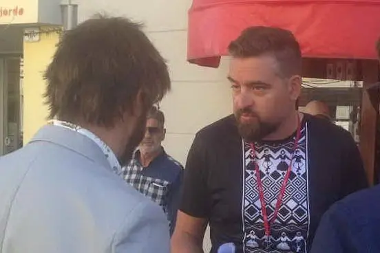 Il regista con Michele Manca a Porto Torres (Foto Mariangela Pala)