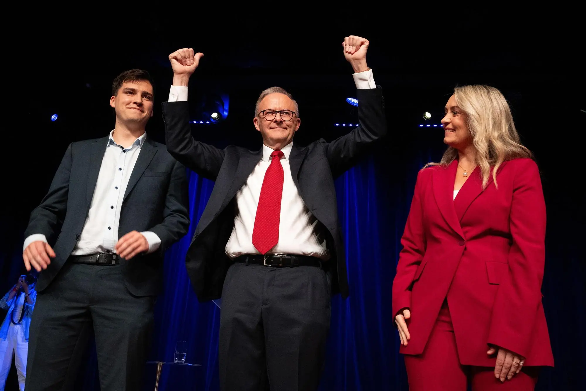 Anthony Albanese festeggia la vittoria (Ansa-Epa)