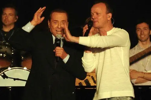 Berlusconi con Gigi D'Alessio a Napoli