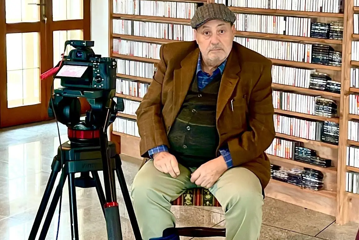 Salvatore Monni nella sua casa a Burcei con le 3mila registrazioni di canti sardi (foto Serreli)