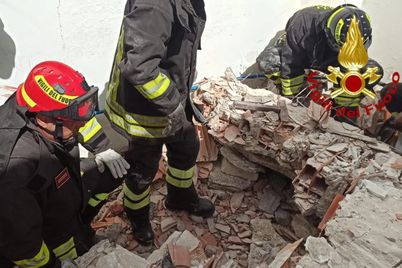 Crolla palazzina in ristrutturazione a Taranto, travolti due operai (foto vigili del fuoco)