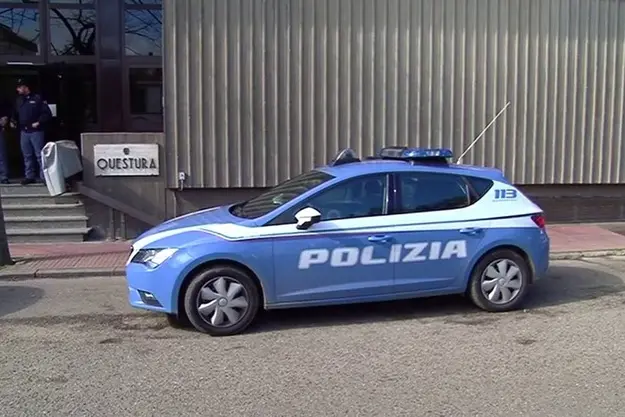 Una Volante della polizia davanti alla Questura di Nuoro