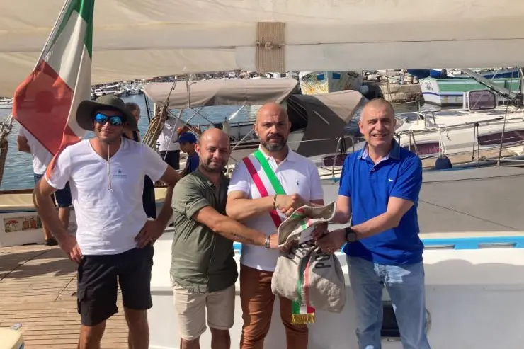 La consegna del sacco postale (foto Pala)