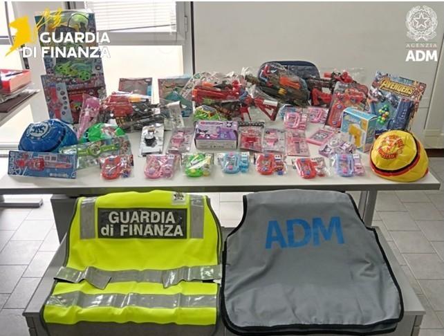 Carico di giocattoli e profumi contraffatti sequestrato al porto canale di Cagliari