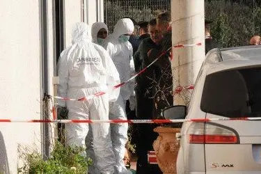 I carabinieri e scientifica sul luogo della tragedia