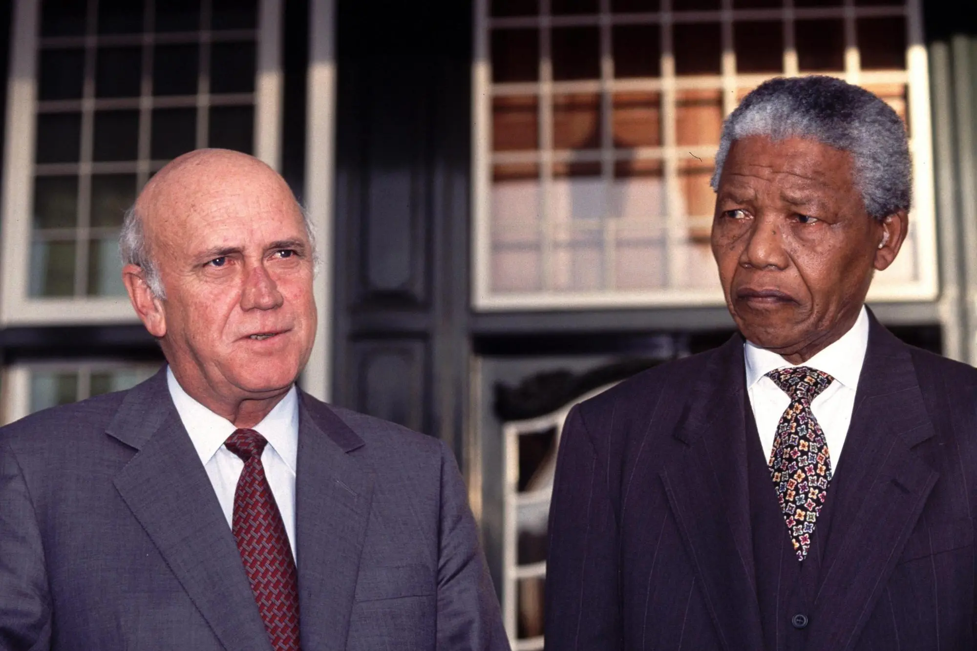In una foto del 1994, il neoeletto presidente sudafricano Nelson Mandela insieme al suo predecessore Frederik Willem de Klerk
