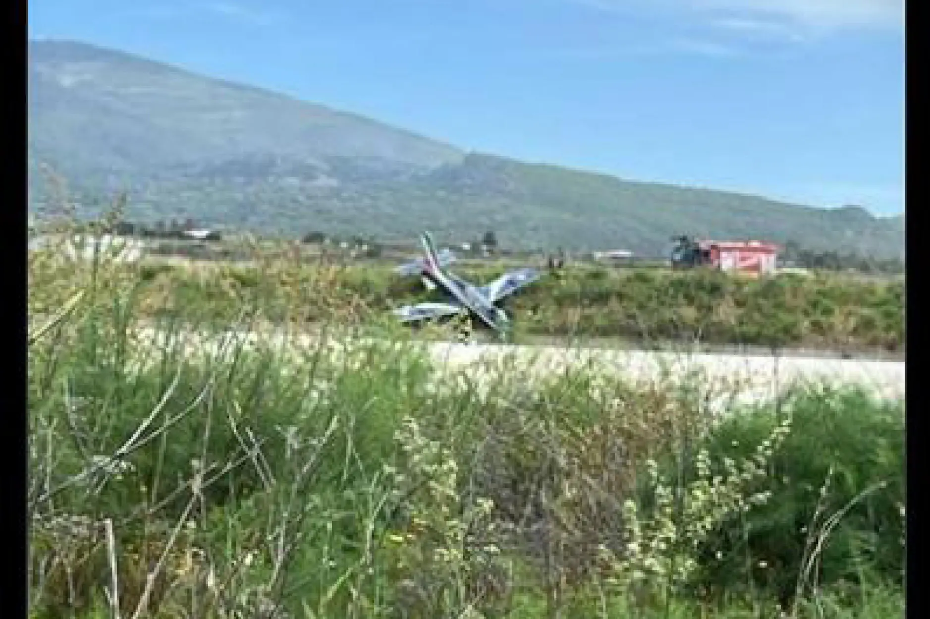 L'aereo fuori pista (foto da X via Ansa)