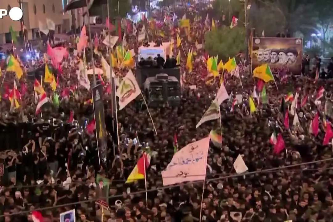 I funerali di Khamenei proseguono a Karbala, folla nelle piazze