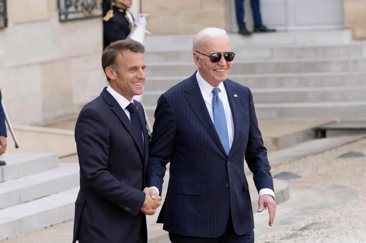 Biden con Macron (Ansa-Epa)