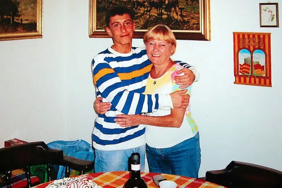 Stefano Cucchi con la mamma (Ansa)
